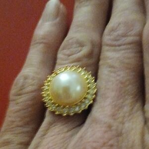 Elegant Gold and Pearl Ring